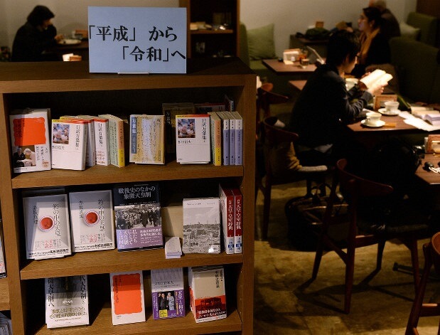 �V�������\���󂯁A���X���ɐݒu���ꂽ�u���t�W�v�֘A�{�R�[�i�[