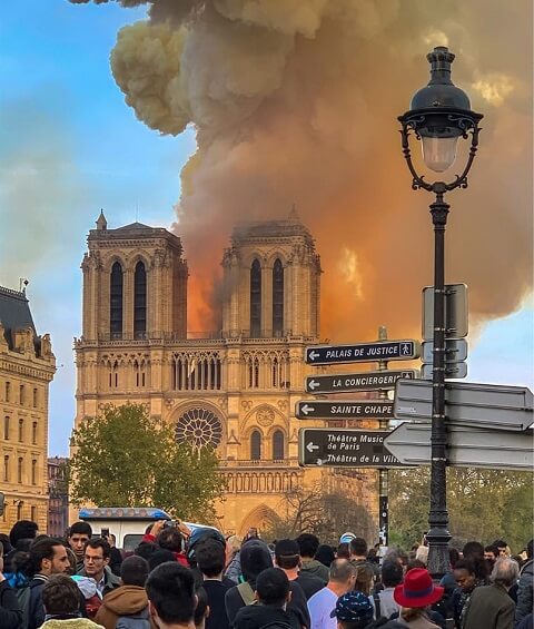 火災で燃えるノートルダム大聖堂 出典=ウィキメディア・コモンズ