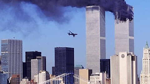黒煙を上げるワールドトレードセンターと、突っ込んでいく飛行機
